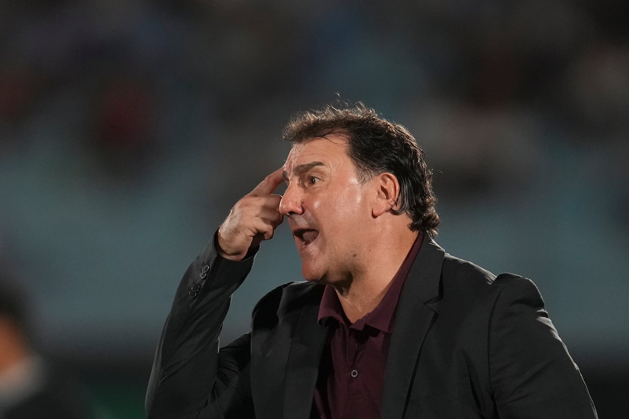 El entrenador de Colombia Néstor Lorenzo reacciona durante un partido de fútbol de clasificación para la Copa Mundial de la FIFA 2026 contra Uruguay en Montevideo, Uruguay, el viernes 15 de noviembre de 2024.