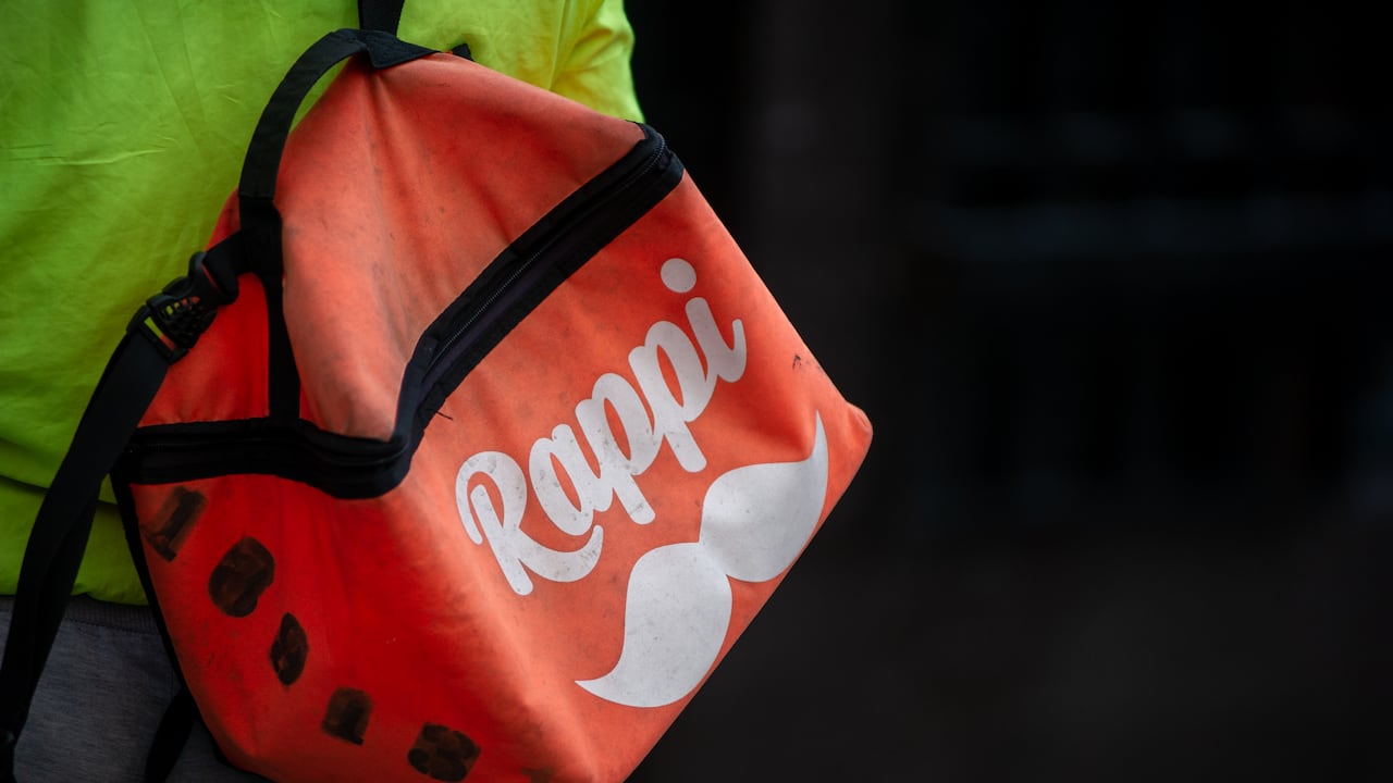 Una bolsa de entrega Rappi de un mensajero el 11 de diciembre de 2020, en Bogotá, Colombia