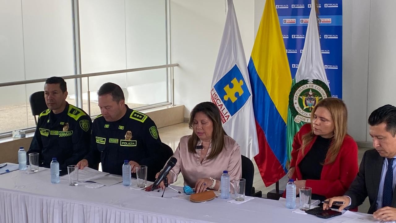 La fiscal General, Luz Adriana Camargo, y el director de la Policía, general Carlos Triana, dan información sobre los avances investigativos sobre el intento de asesinato de Miguel Uribe Turbay.