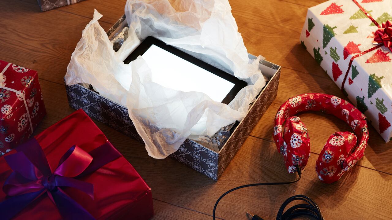 Regalar un dispositivo tecnológico puede ayudar a las personas a mantenerse conectadas.